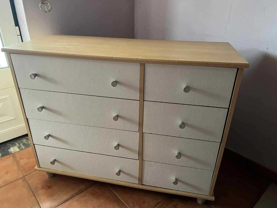 Cómoda com 8 gavetas