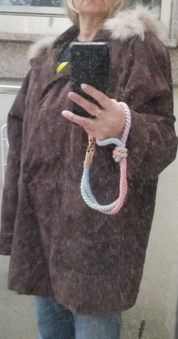 Casaco em pele com capuz castanho