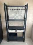 Estante IKEA com diversos acessórios