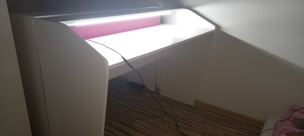 Biurko biało różowe młodzieżowe z podświetleniem led