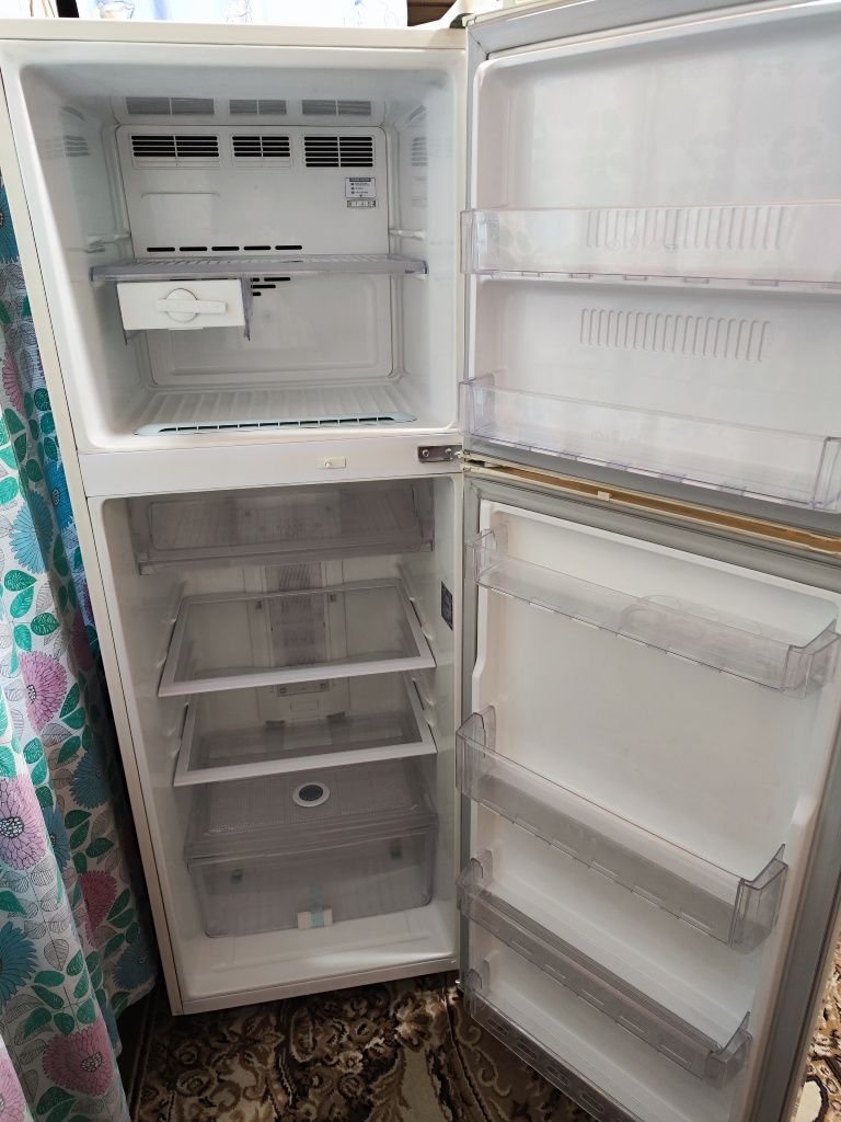 Холодильник LG  - как новый .