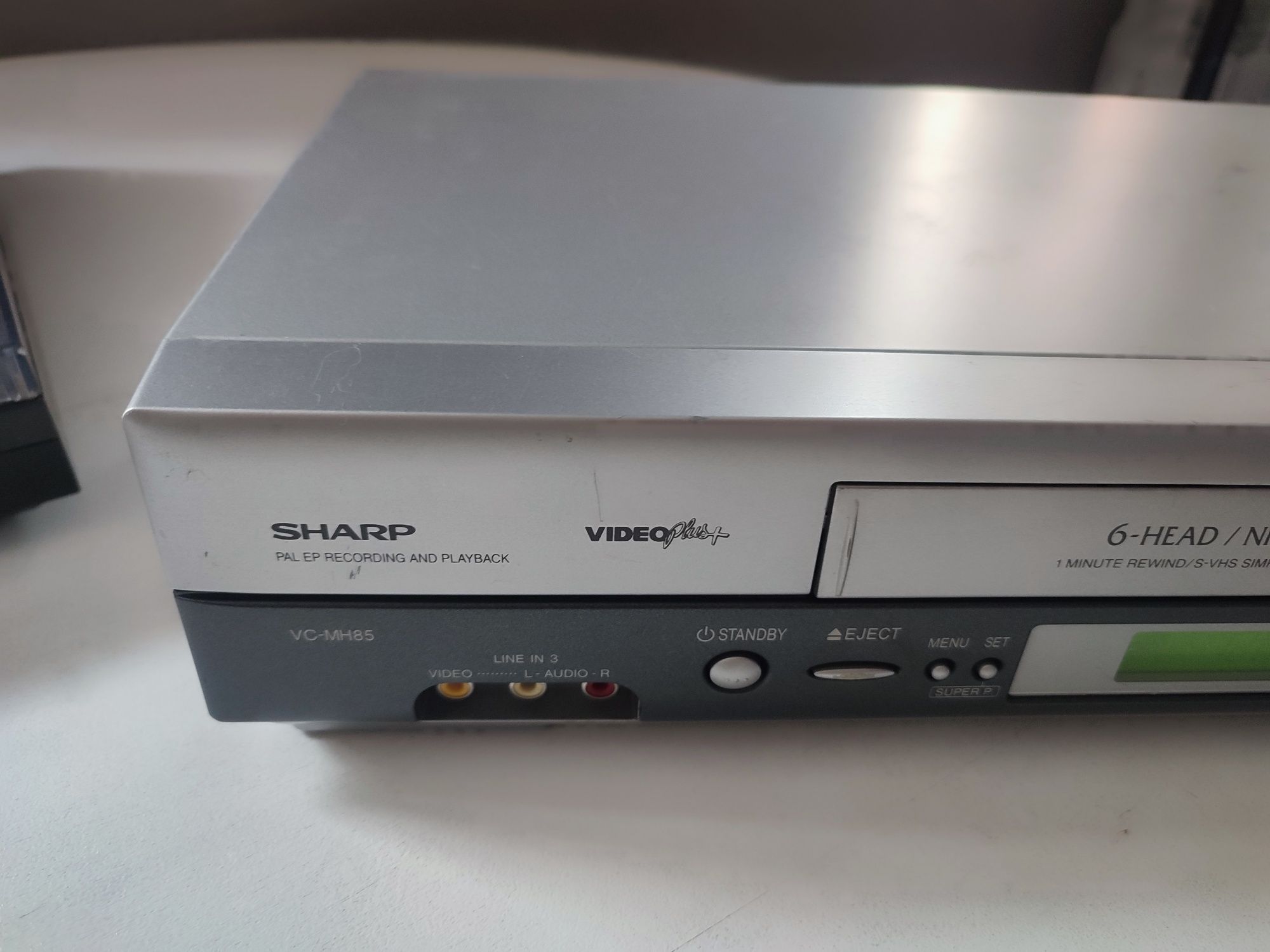 magnetowid VCR (Video Cassette Recorder), a dokładniej model Sharp VC-