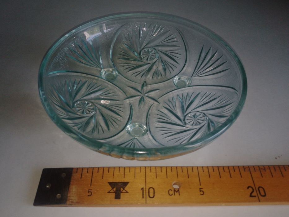 Продаються цукерниці та вироби з кришталю та скла.