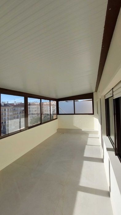 T1 + 1 Remodelado com Terraço de 18m2 - Último Andar, Virado a Sul