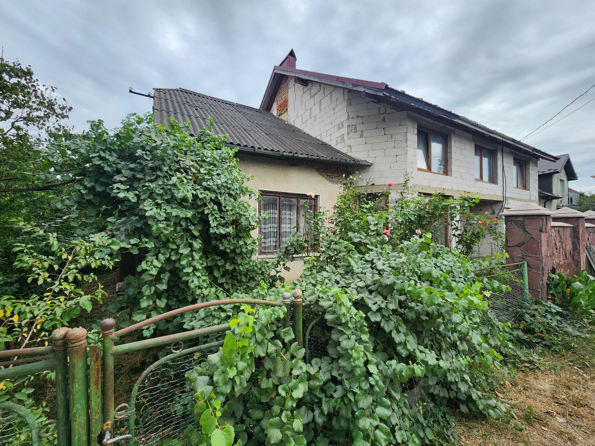 Продам півособняк в місті площа 81м2