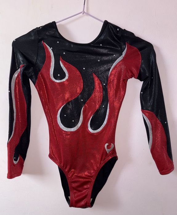 Чорний гімнастичний купальник з довгим рукавом і червоними узорами