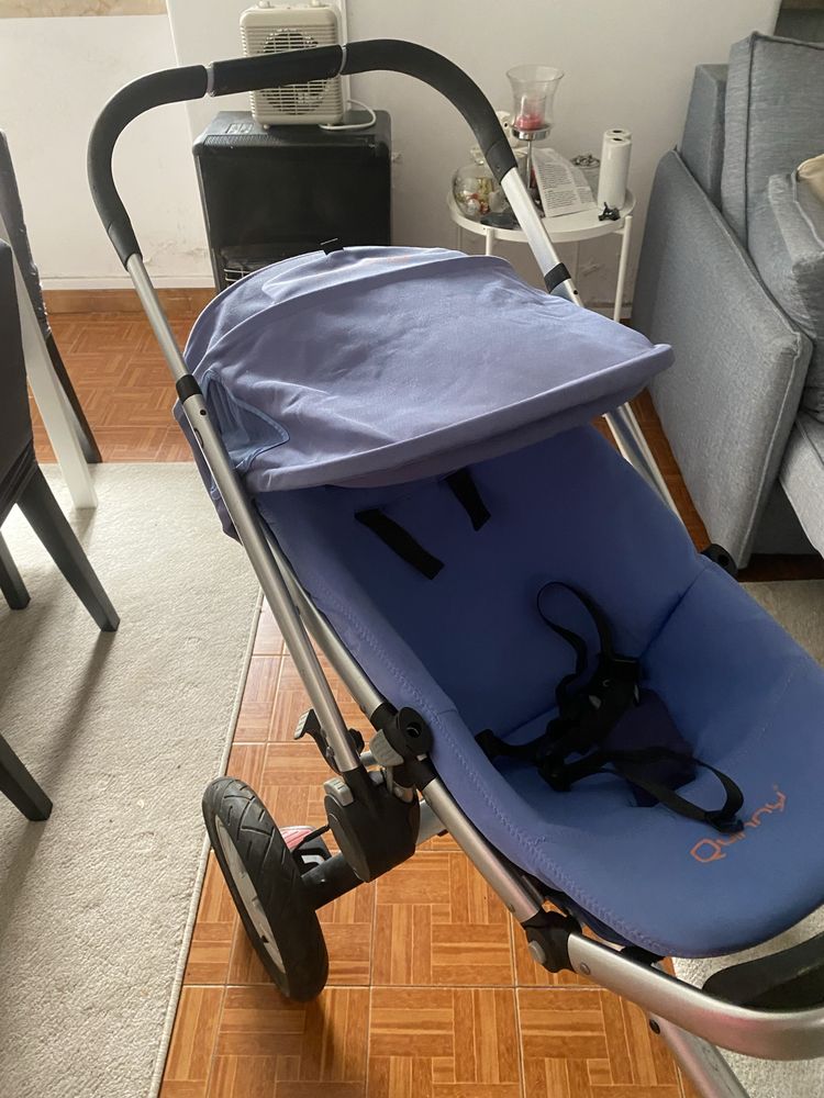 Carrinho de bebé com acessórios