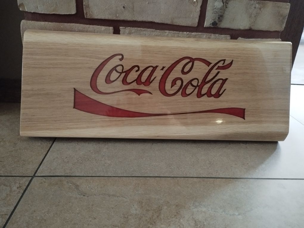 Logo coca coli z drewna