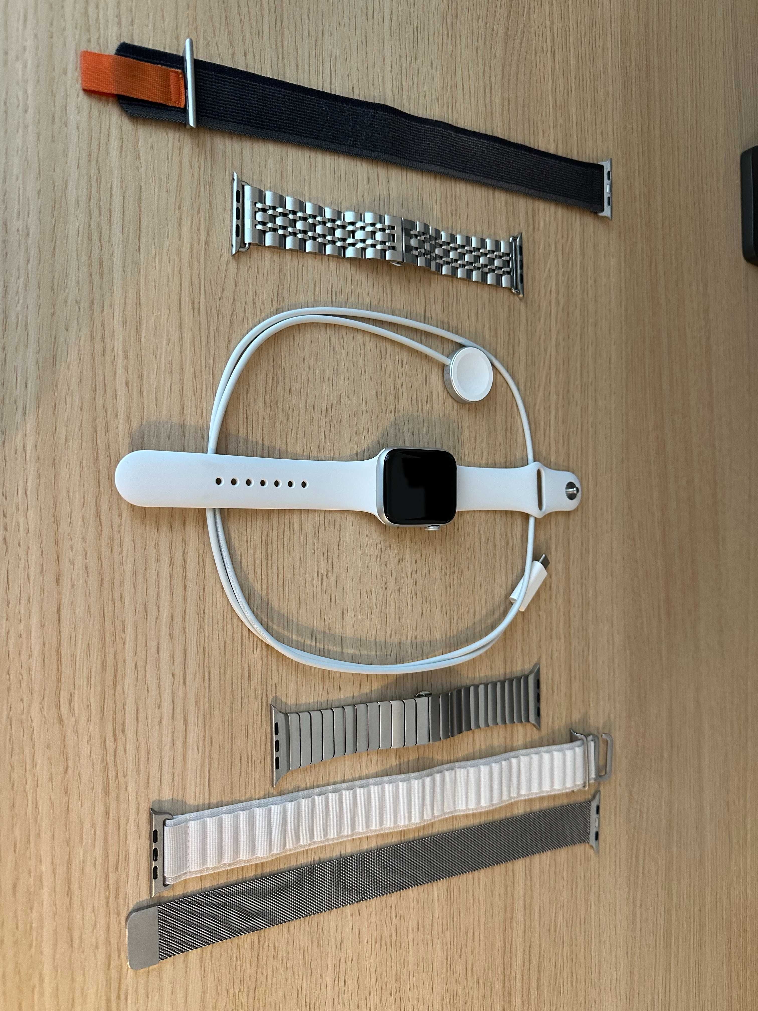 Apple Watch 6 44 mm w dobrym stanie + 5 pasków.