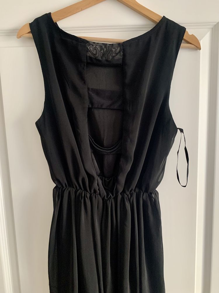 Czarna sukienka z odkrytymi plecami