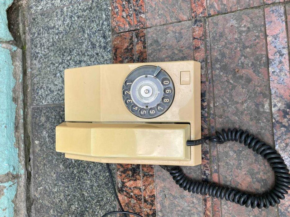 стаціонарний ретро телефон з ротаційним набором