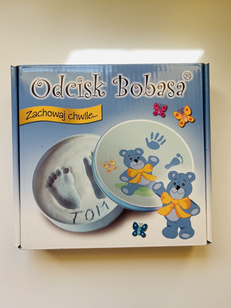 Odcisk bobasa w niebieskiej puszce