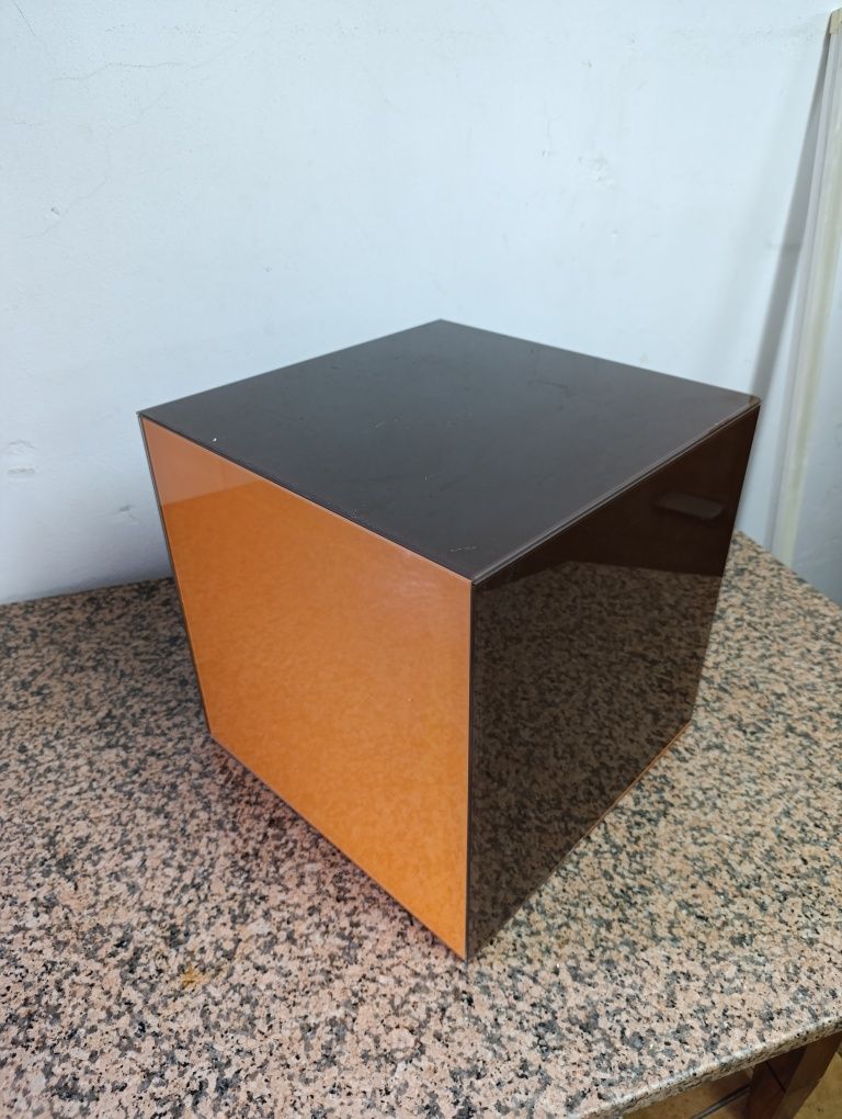 Cubos em vidro colorido