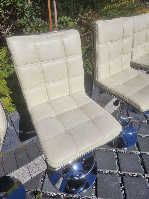 Obrotowe, regulowane krzesła barowe. lub kuchni.