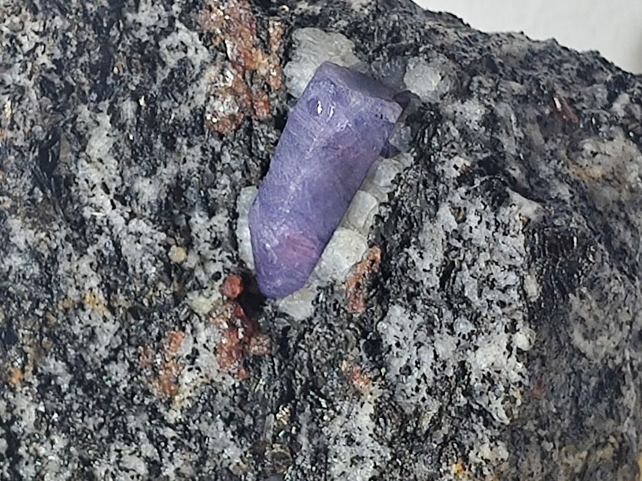 Szafir z granatami na granicie - Madagaskar (minerał)