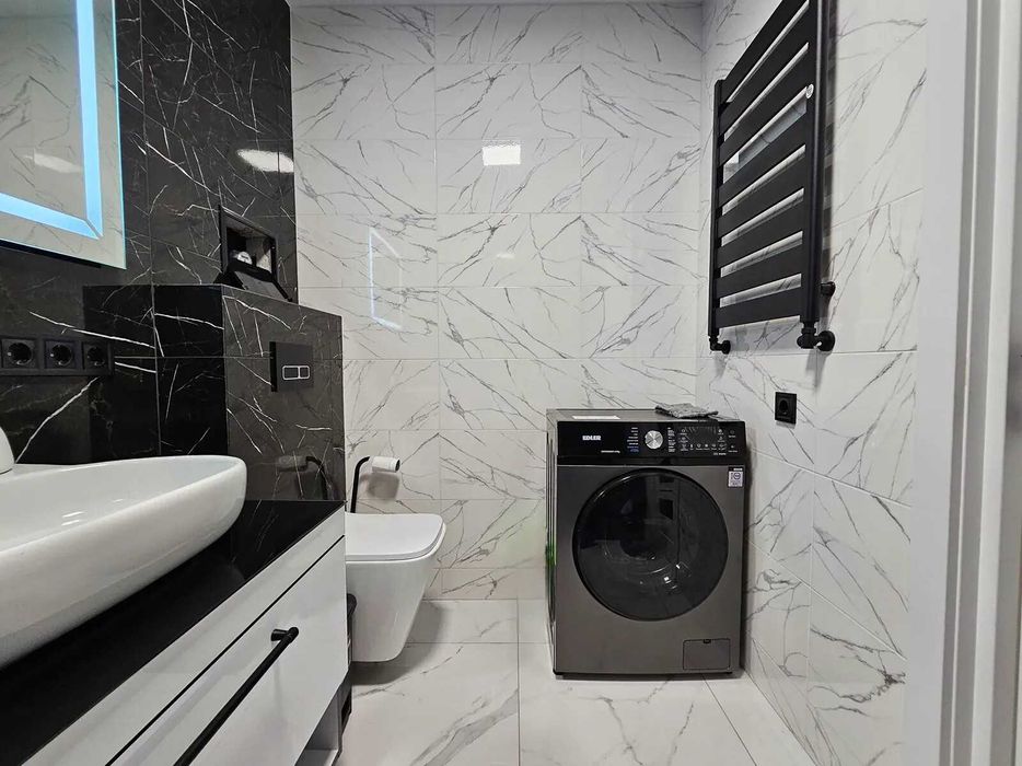 Двокімнатна з кухнею-студією біля стометрівки