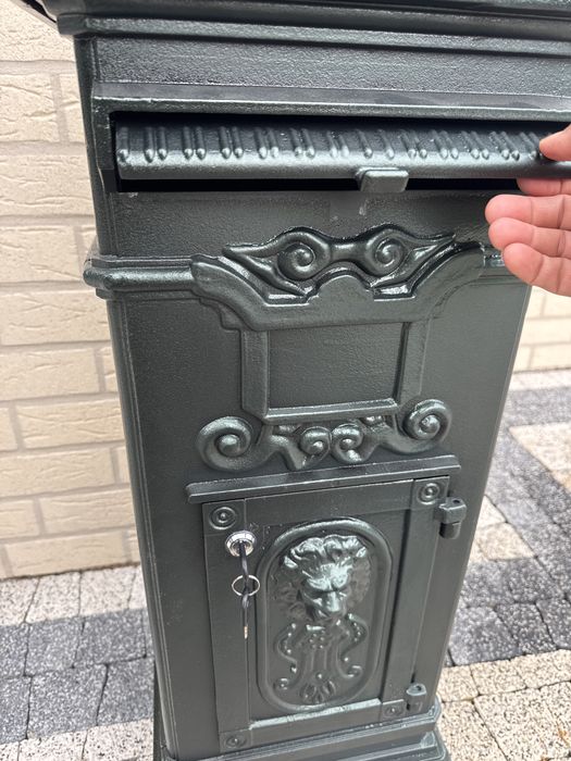 Bogato zdobiona skrzynka na listy wolnostojąca odnowiona