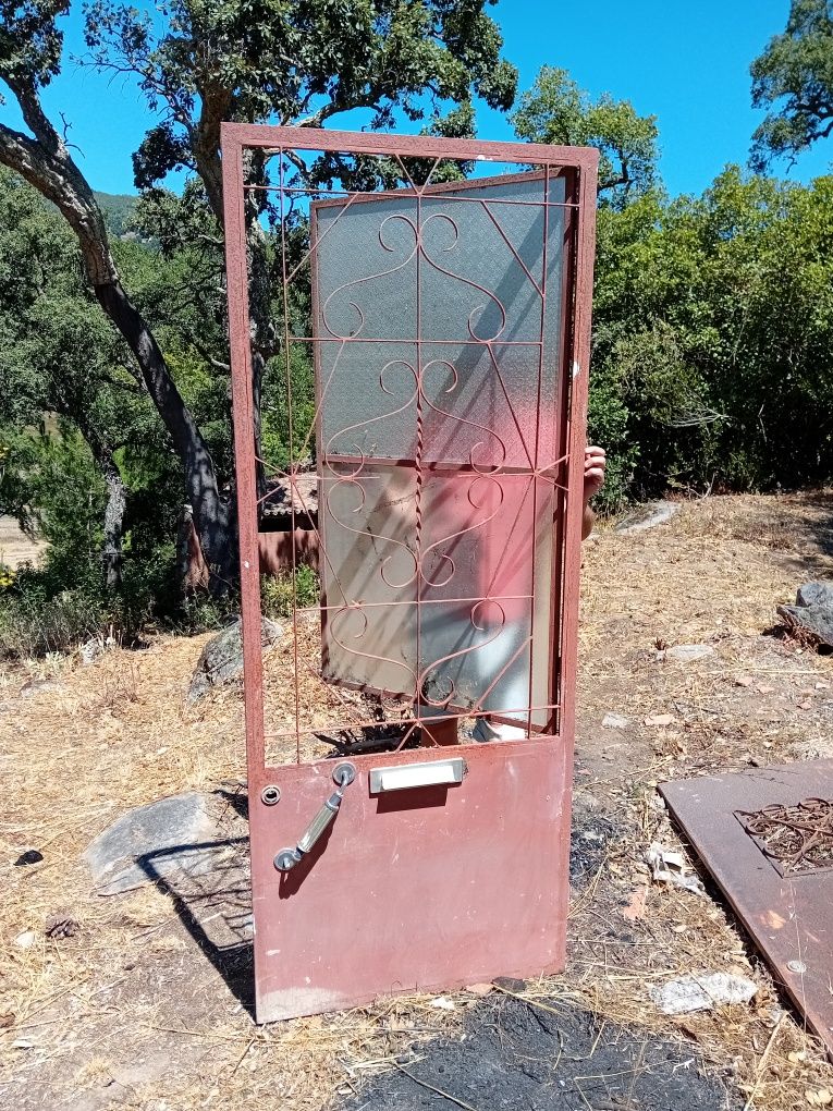 Portas em ferro com postigo para vidro