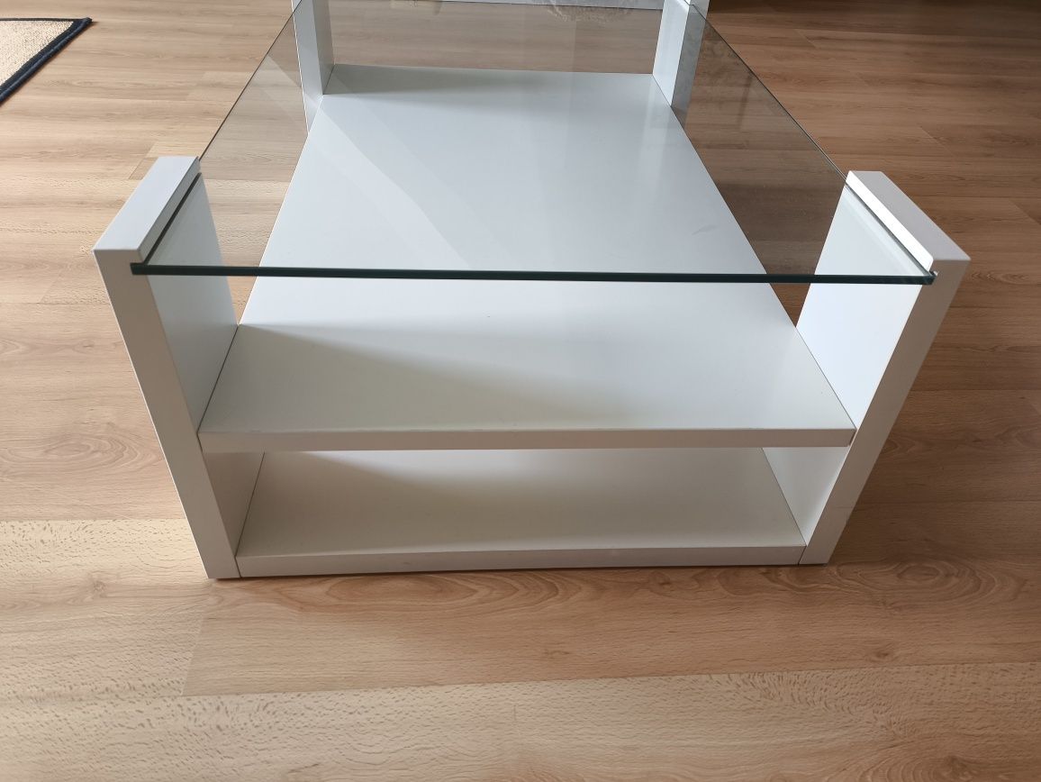 Mesa de centro branca com tampo em vidro