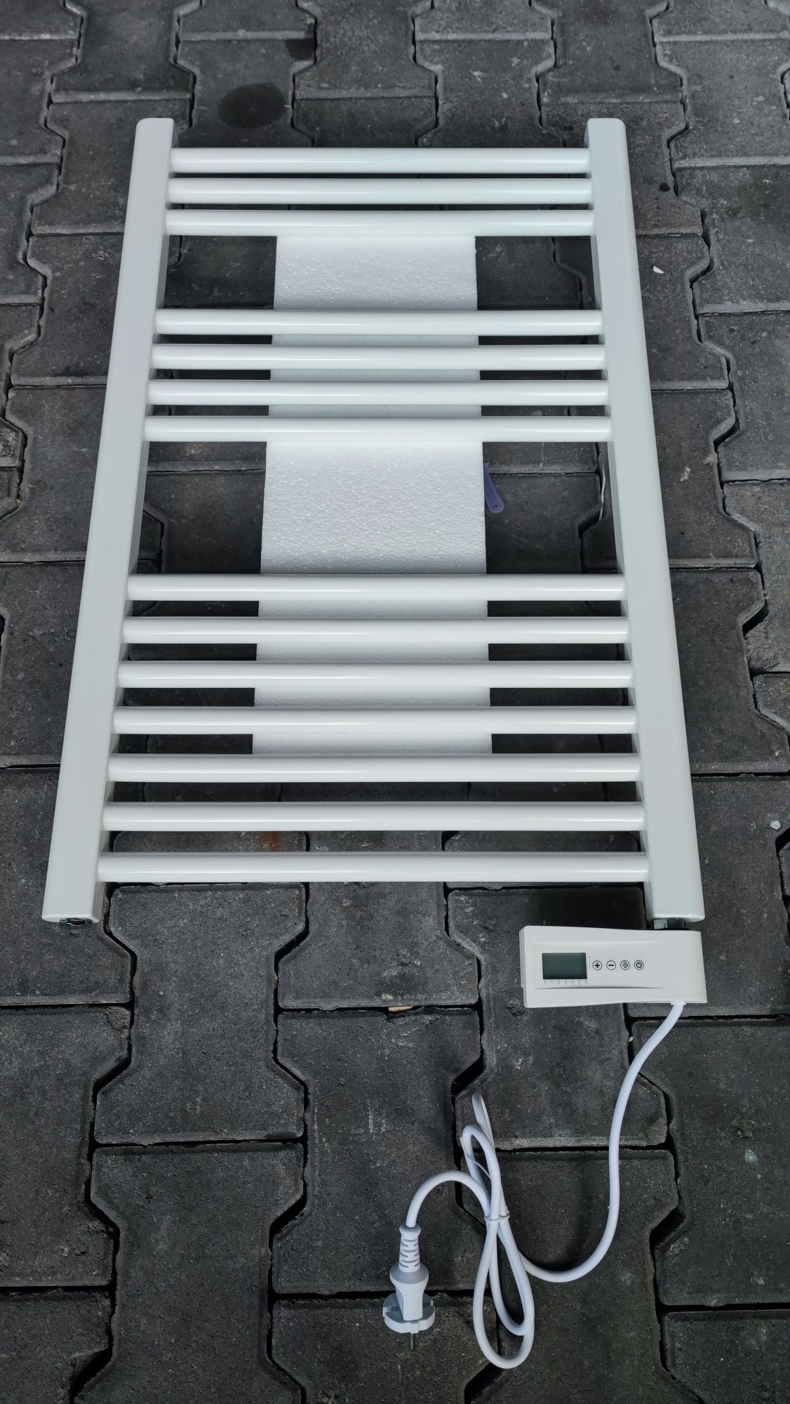 Nowy grzejnik łazienkowy elektryczny termostat