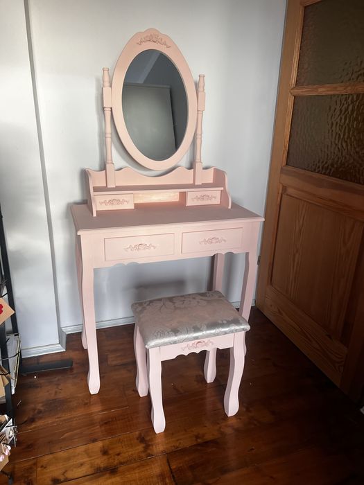 Różowa toaletka z taboretem