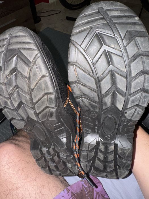 Sapatos de seguranca novos