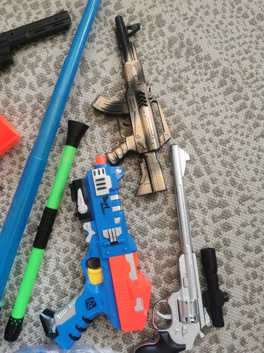 Zestaw pistoletow Nerf i inne