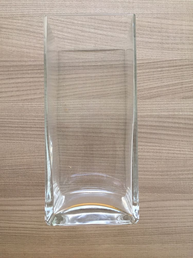 Jarra quadrada em vidro com 22,5cm