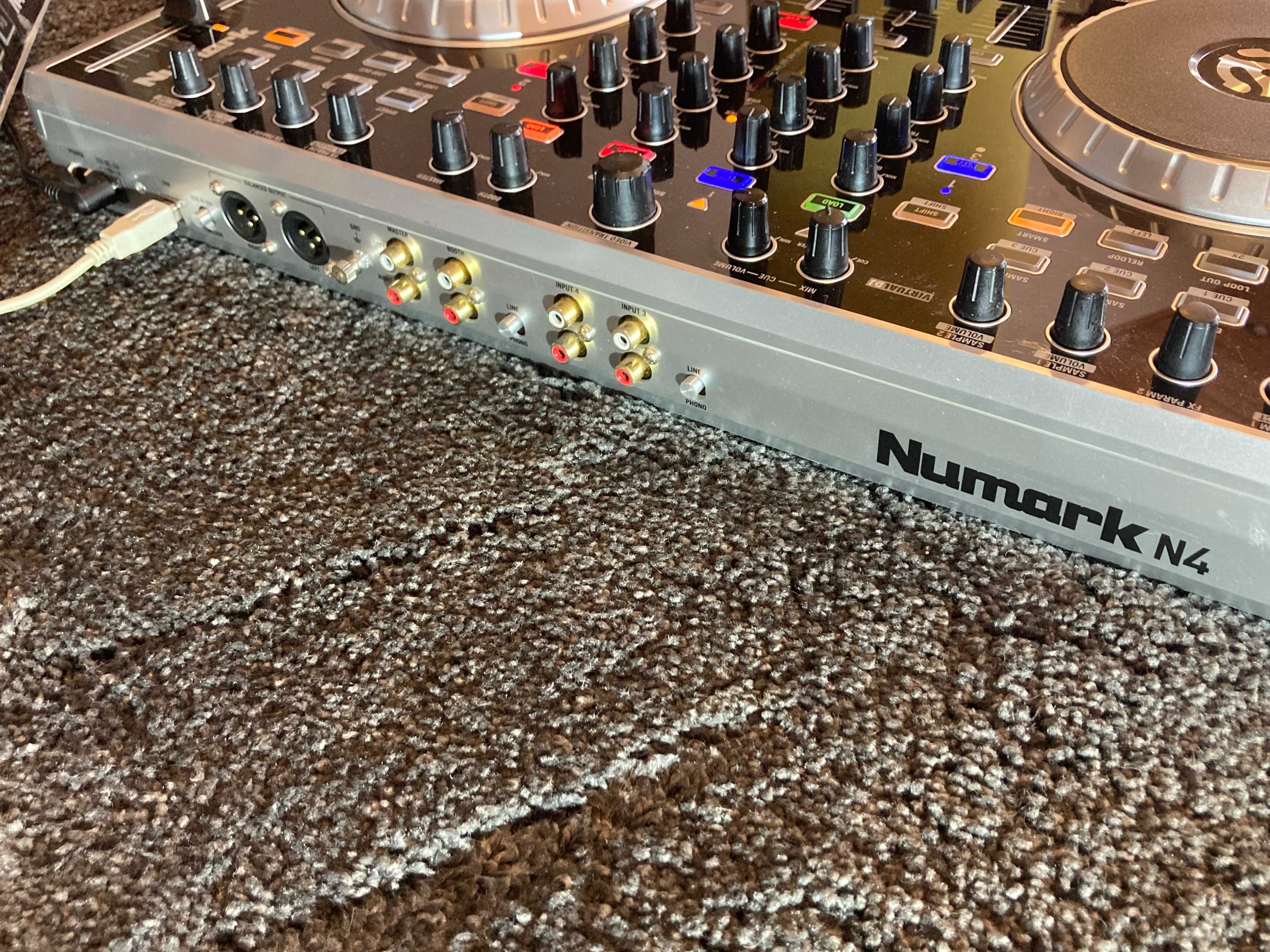 2 Mesas de DJ/Controladoras Numark N4