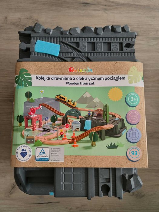 Kolejka drewniana z elektrycznym pociągiem + 1 kolejka gratis - Elefun