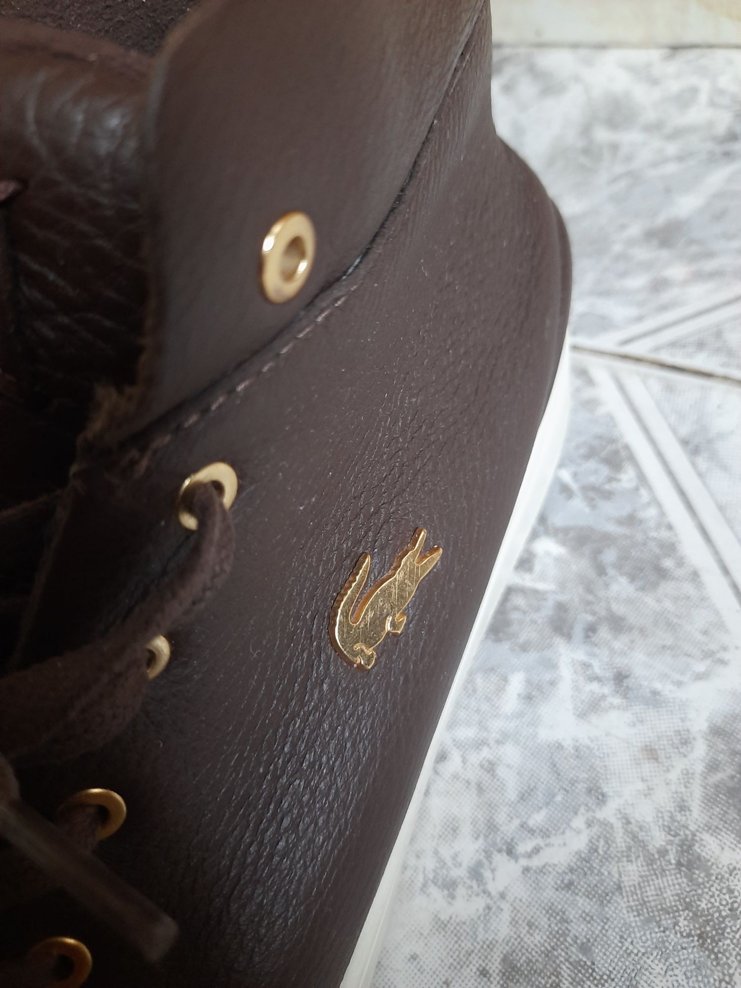 Lacoste brązowe skórzane sneakersy ze zlotym logo 38