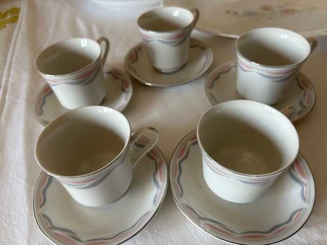 Conjunto de Pratos e Chávenas TUDO 15€