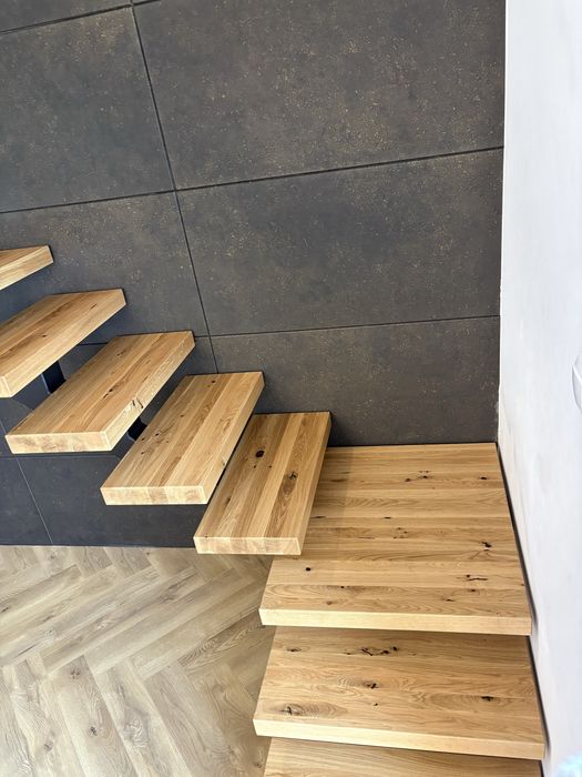 Konstrukcje stalowe schody stopnie drewno współpraca