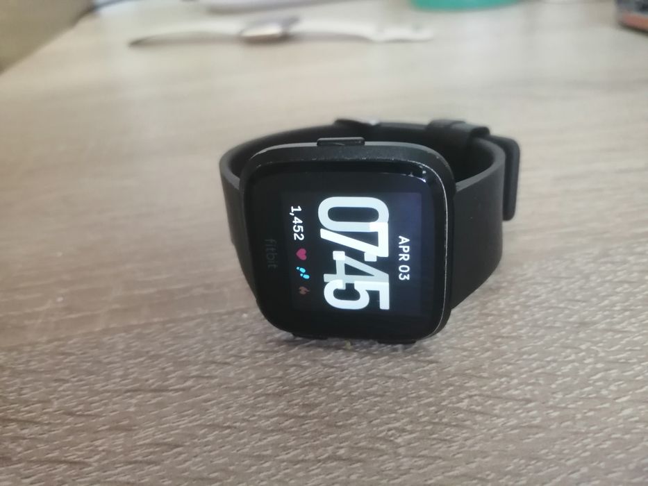 Продам фитнес трекер fitbit versa
