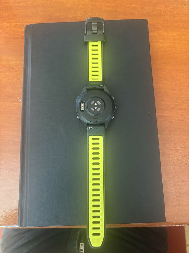 Garmin Forerunner 265S preto bracelete preto amarelo