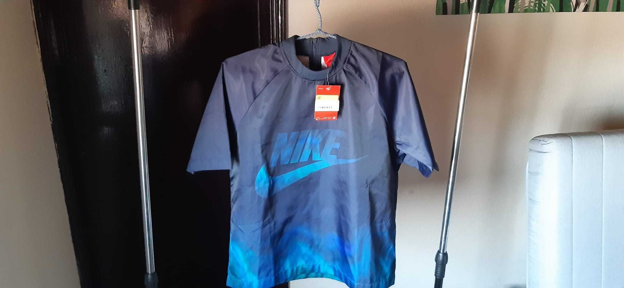 T-Shirt Nike com fecho (original e nova)