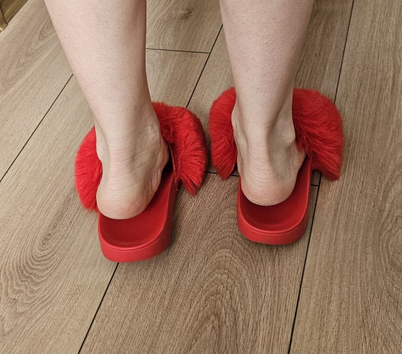 Damskie czerwone klapki kapcie z futerkiem używane