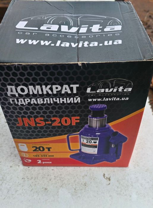 Домкрат 20  тонник , новый
