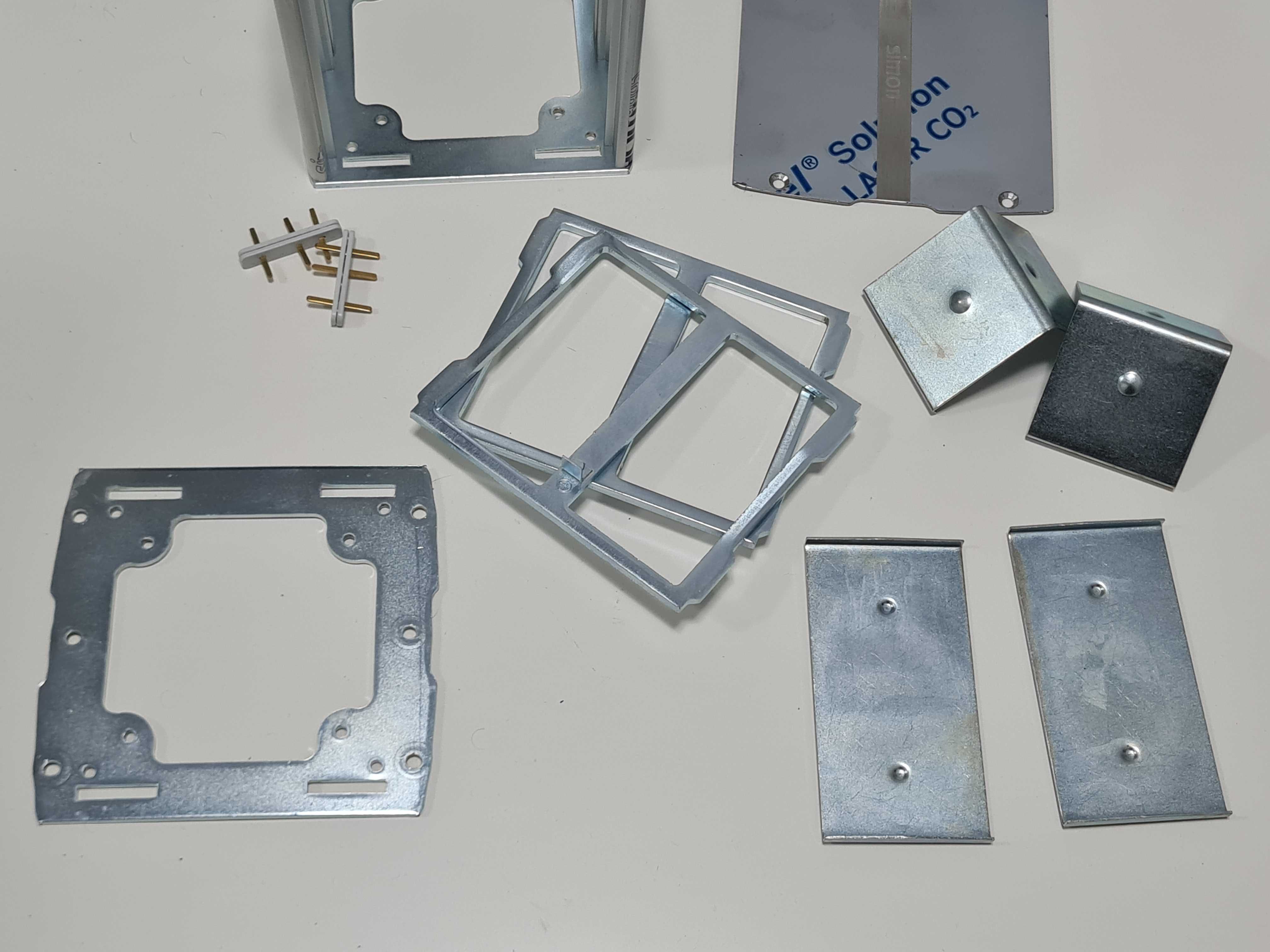 Metalowa miniwieża KT800/8 8x K45 aluminium KONTAKT SIMON  listwa