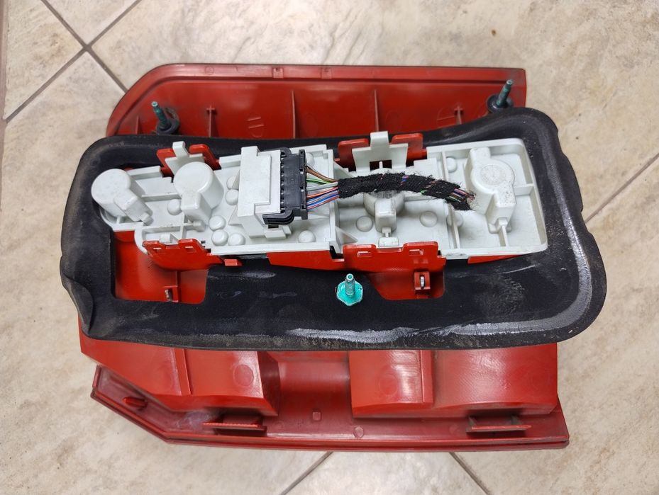 Audi a2 lampa tył lewa 99-05 wkład żarówek oryginał wysyłka OLX 8Z0