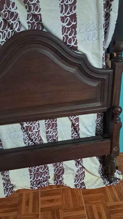 Cama meio corpo em madeira