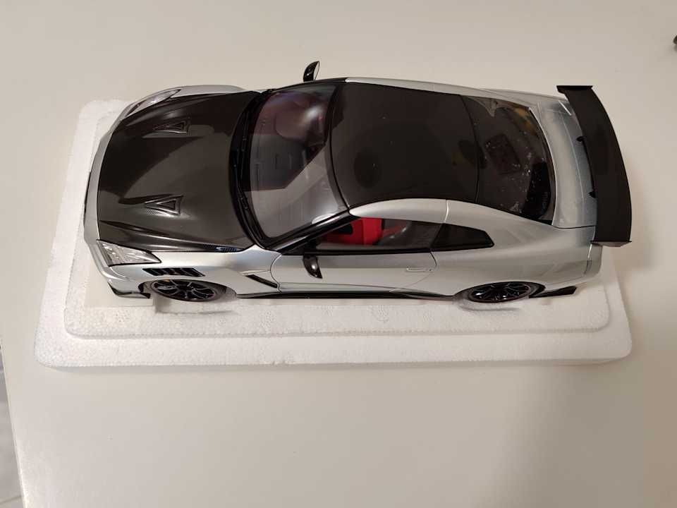 1/18 AutoArt Nissan GT-R NISMO Special Edition Prateado