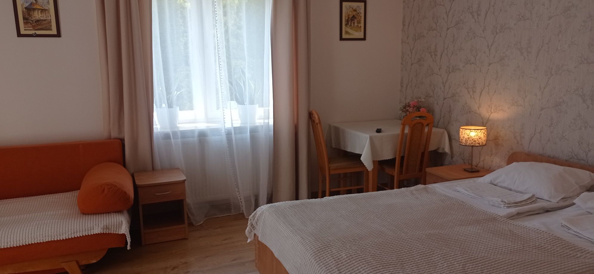Noclegi Krasnobród  Pokoje Domek w domu, pokój z aneksem