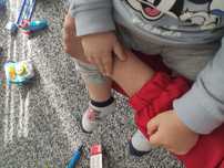 Educadora experiente cuida de crianças