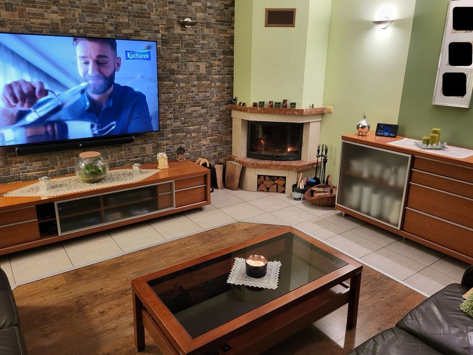 Zestaw mebli salonowych. Dwie komody i stolik kawowy.