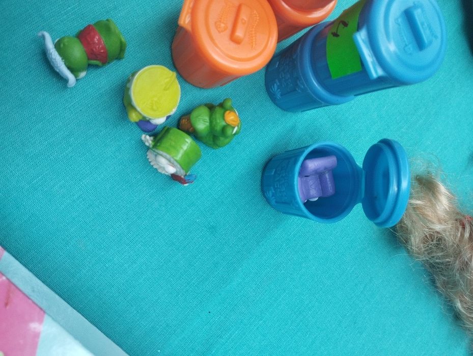 Śmieciaki kosze i figurki 10 sztuk.