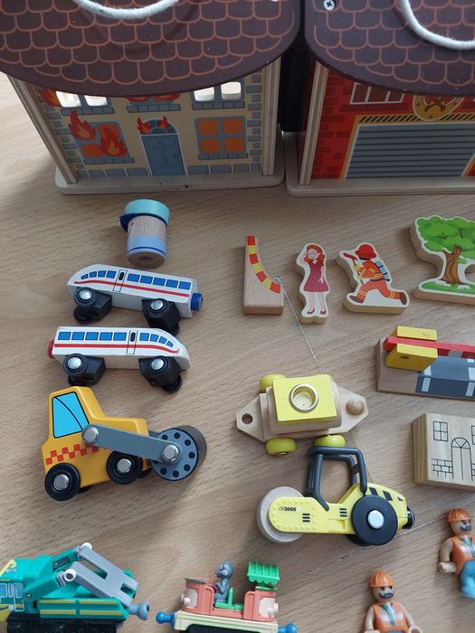 Domek drewniany stacyjkowo ciuchcie