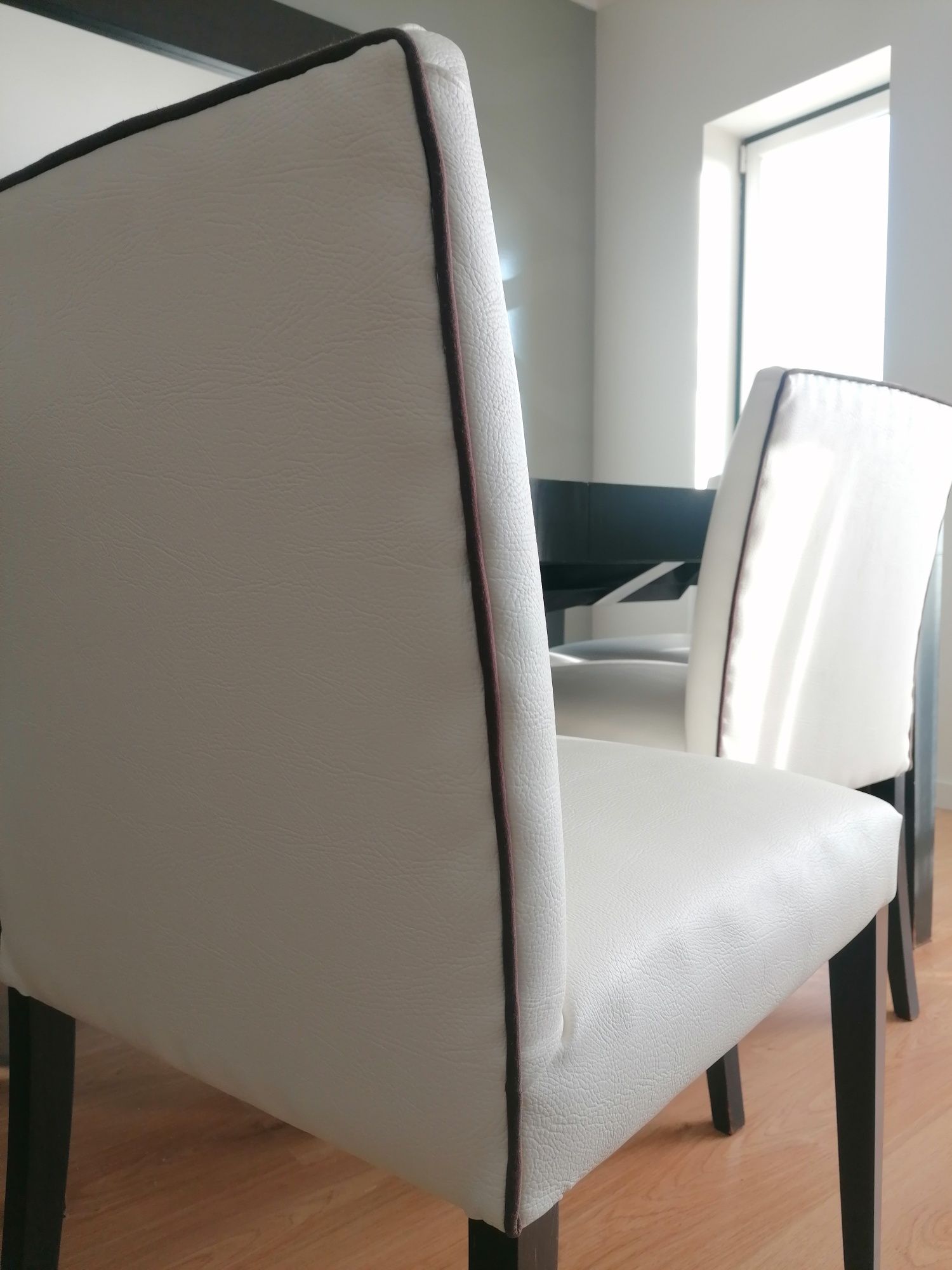 Conjunto Mesa de jantar extensível e 6 cadeiras