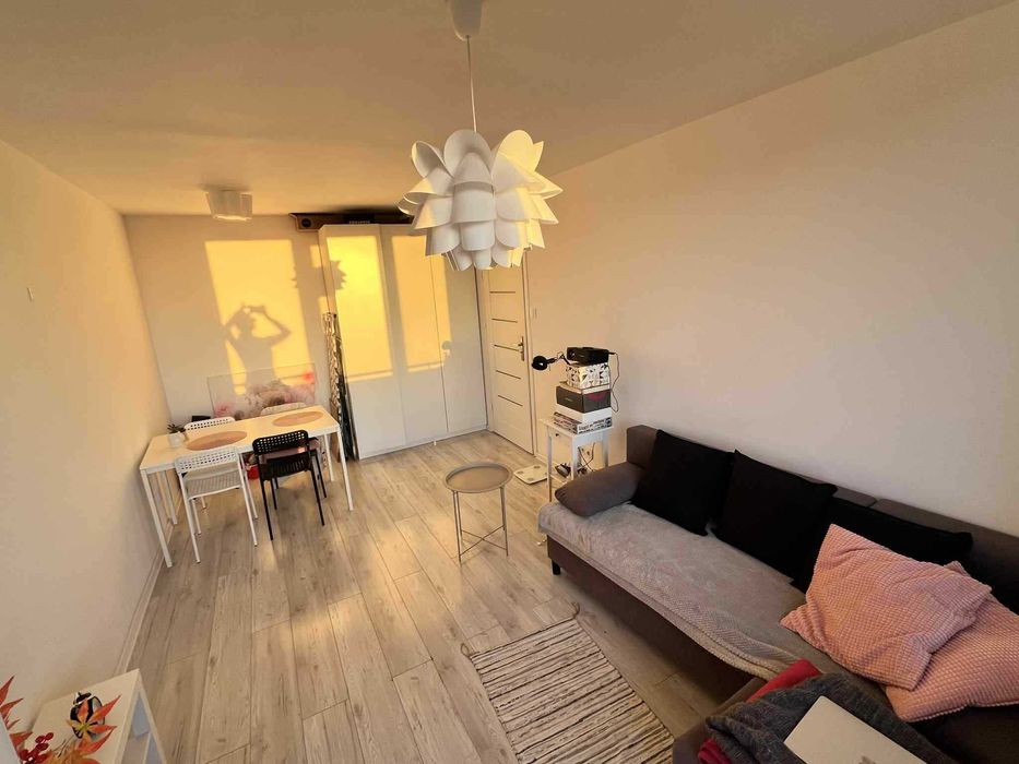 duży ok 20m pokój z balkonem w mieszkaniu 2 pokojowym