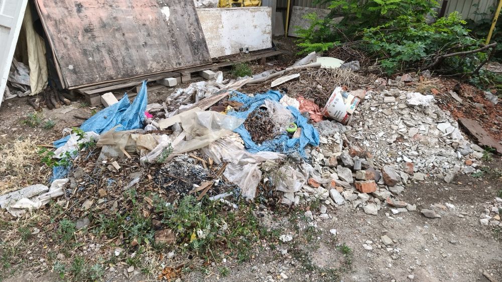 Цегла б/у та сміття будівельне